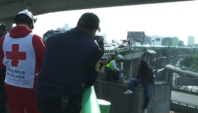 Sujeto intentó lanzarse del segundo piso del periférico en CDMX