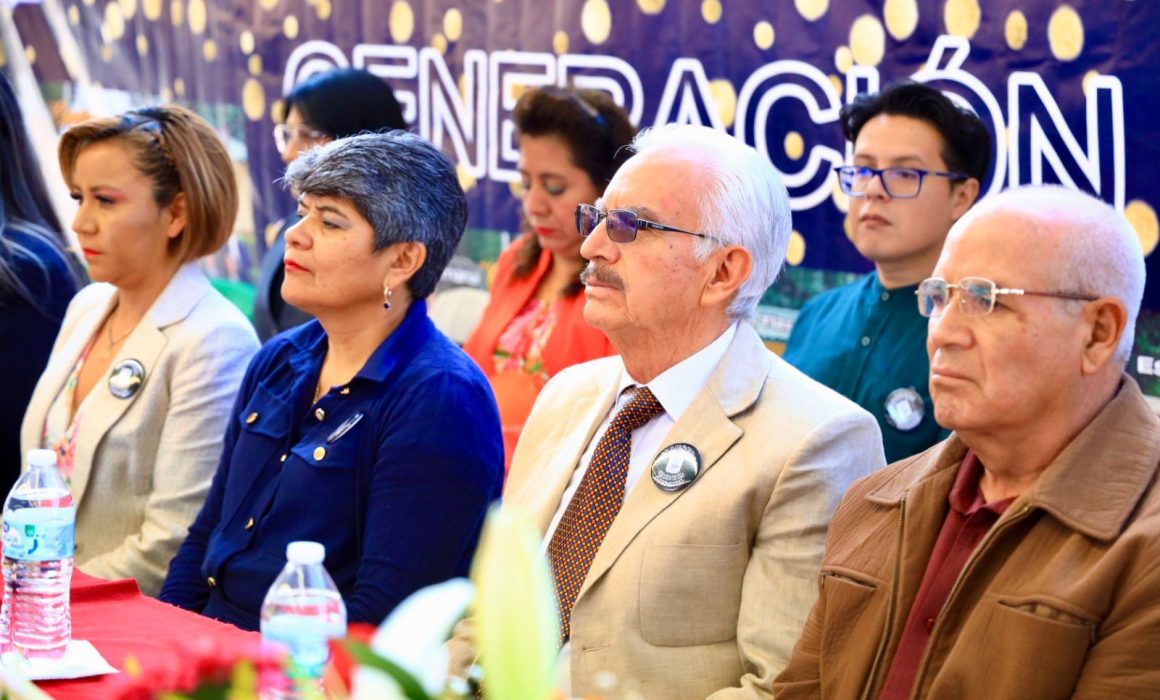 Gustavo Jiménez asiste a la graduación de alumnos del Centro Escolar