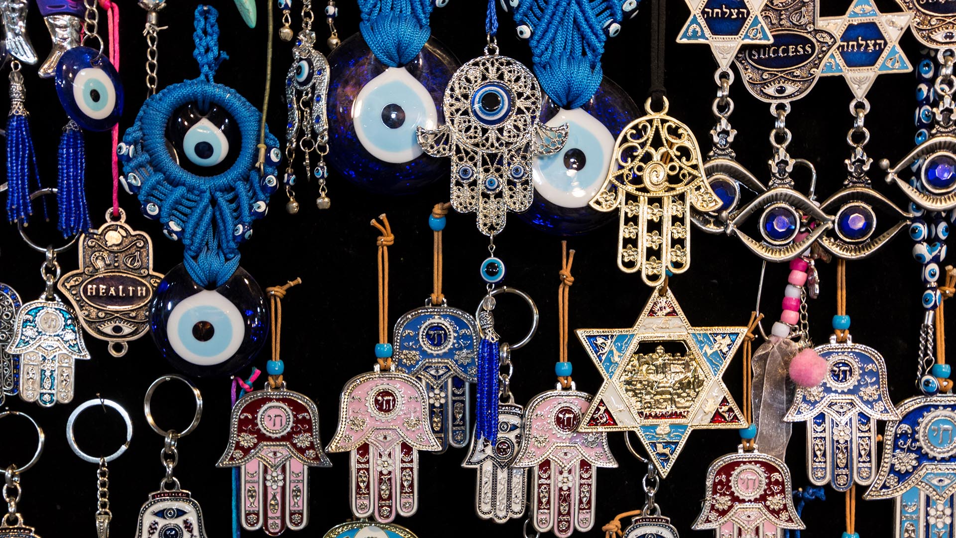 El poder de los amuletos: entre la creencia y la realidad