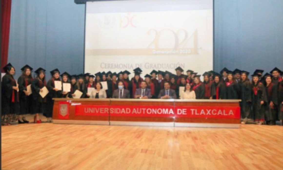 Graduó UATX a profesionistas en el área del desarrollo humano