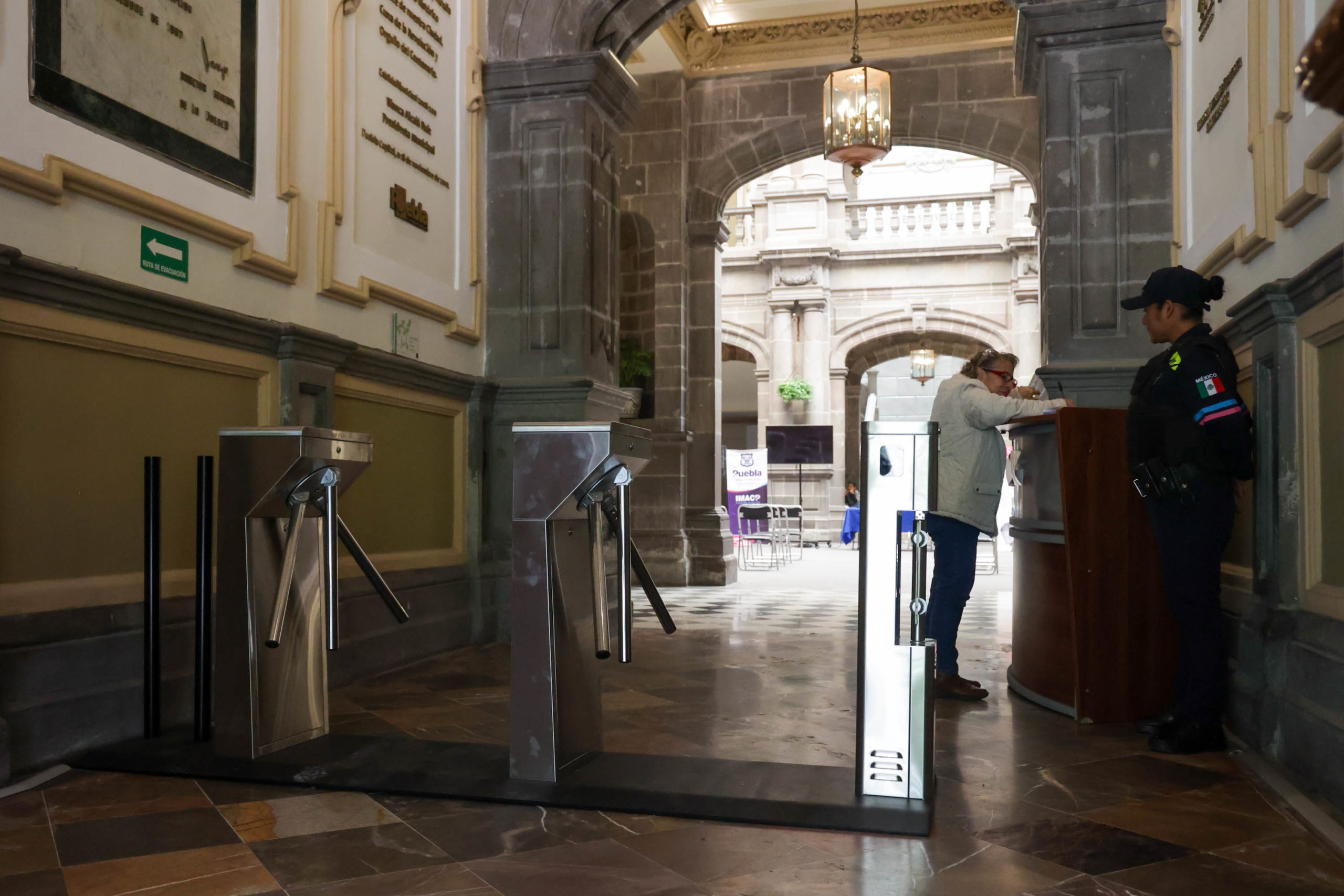 Instalación de torniquetes en el Palacio Municipal de Puebla es un asunto administrativo