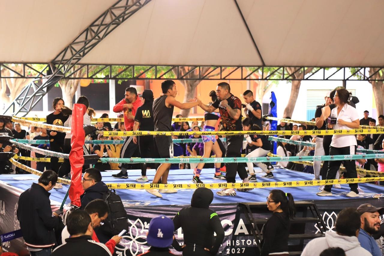 Ya entrenan tlaxcaltecas en sesión masiva de boxeo fitness
