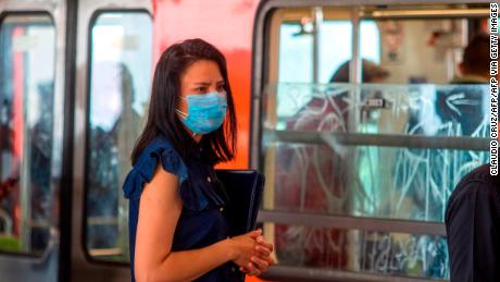 Recomiendan usar cubrebocas en el metro tras aumento de casos de Covid-19
