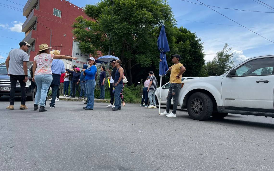 Por falta de luz, bloquean pobladores carretera Ocotlán-Chiautempan
