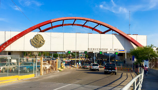 Familia estadounidense es detenida por intentar cruzar armas a México 