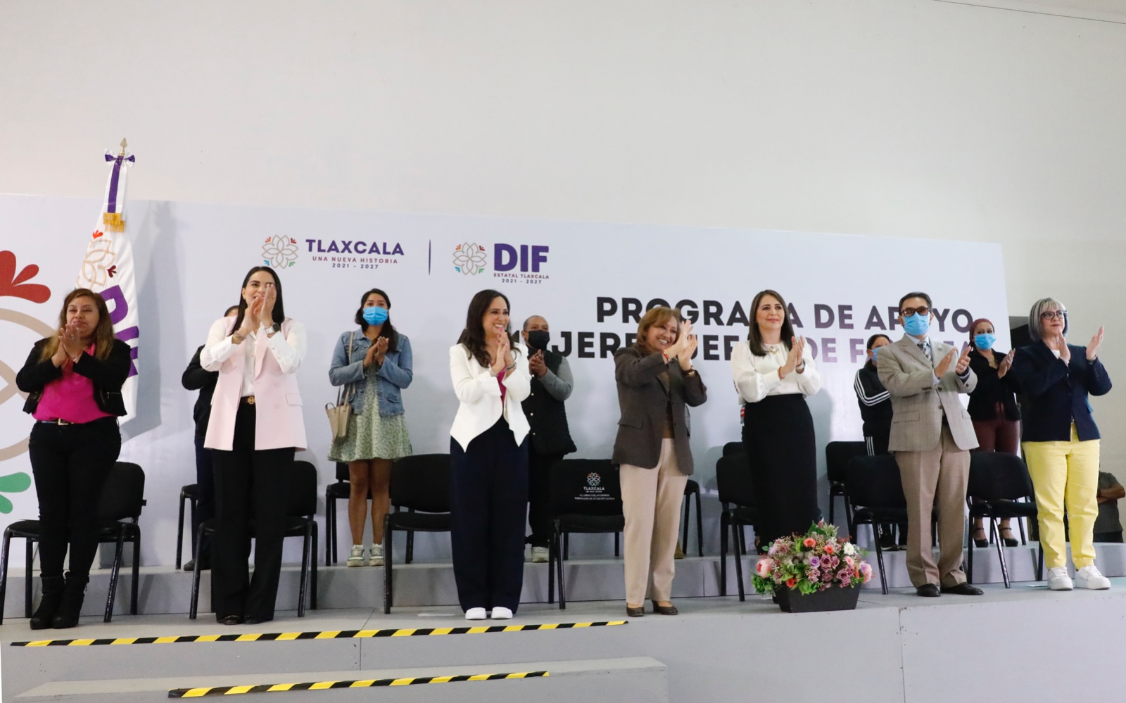 Entregan gobierno y SEDIF paquetes de emprendimiento a mujeres jefas de familia