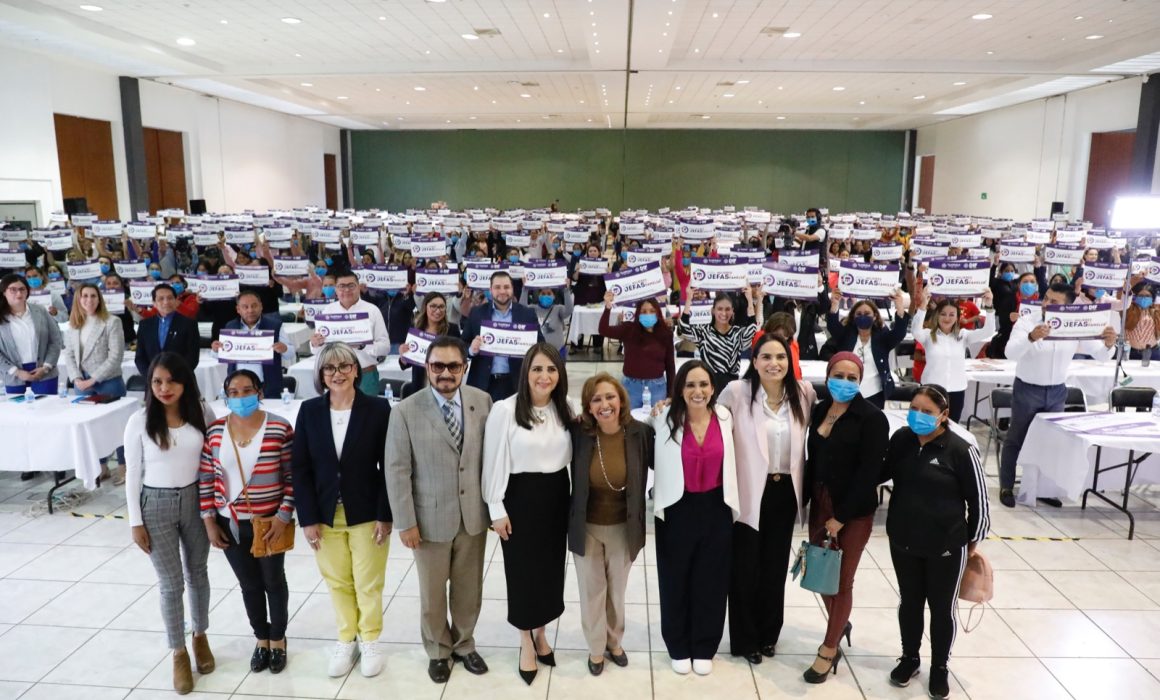Entrega LCC y Sedif paquetes de emprendimiento a mujeres jefas de familia