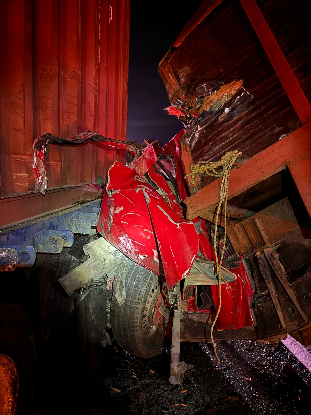 Muere prensado conductor de camioneta en la Amozoc-Perote