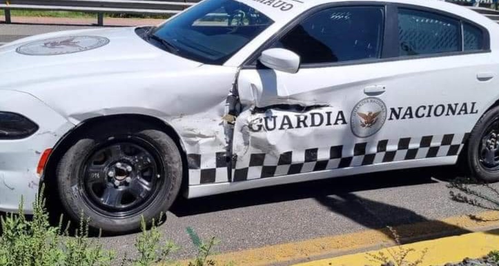 ¡La osadía! Choca contra patrulla de GN y bebe un shot para celebrar