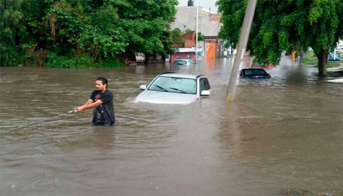 Fuerte lluvia causa inundaciones y árboles caídos en Puebla capital