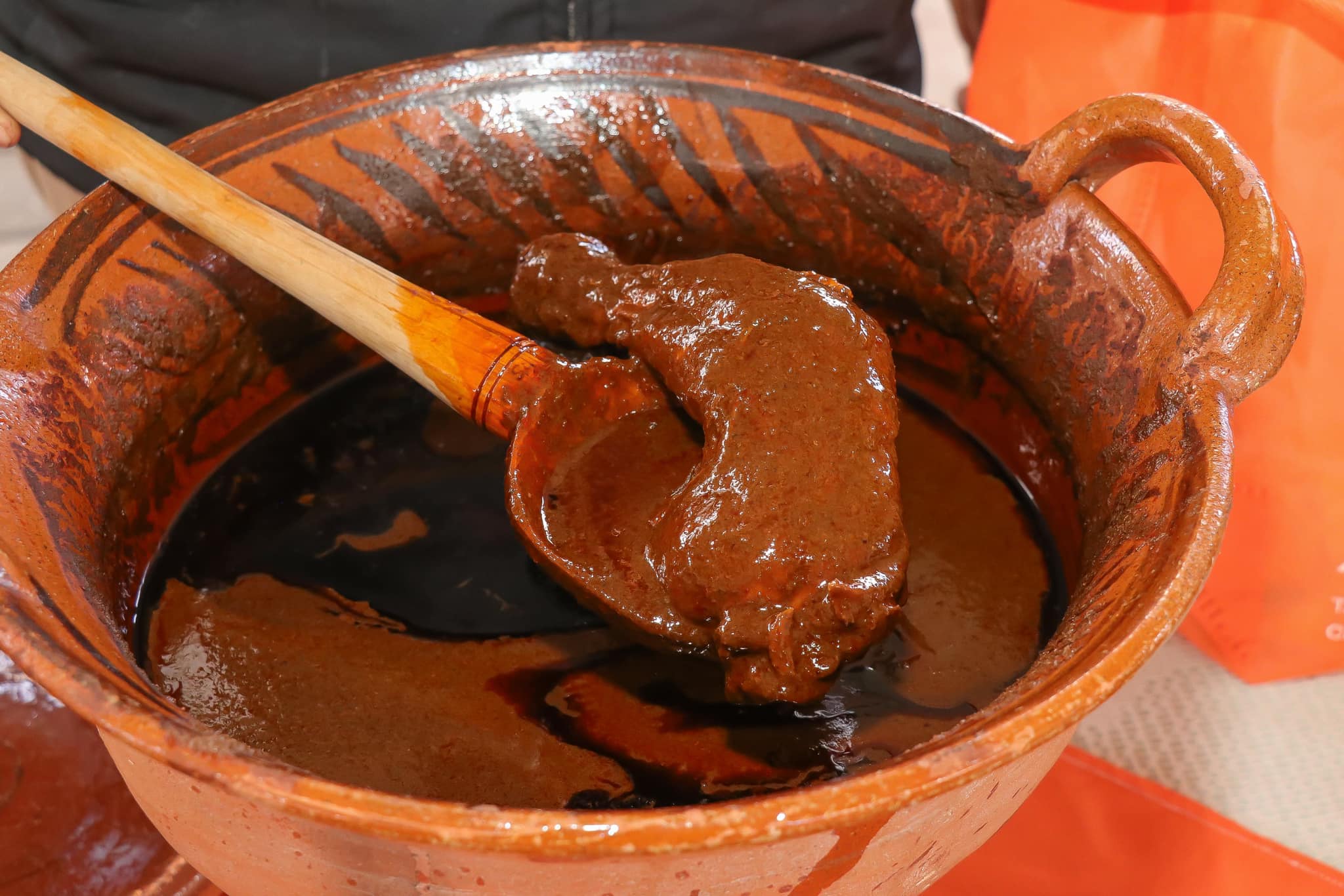 Paola Angon: Funge como jurado del concurso de Mole Poblano en Santiago Momoxpan