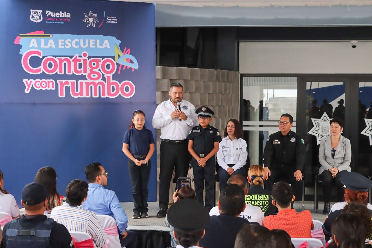  Alcalde de Puebla entrega útiles escolares a hijos de policías y destaca su heroísmo