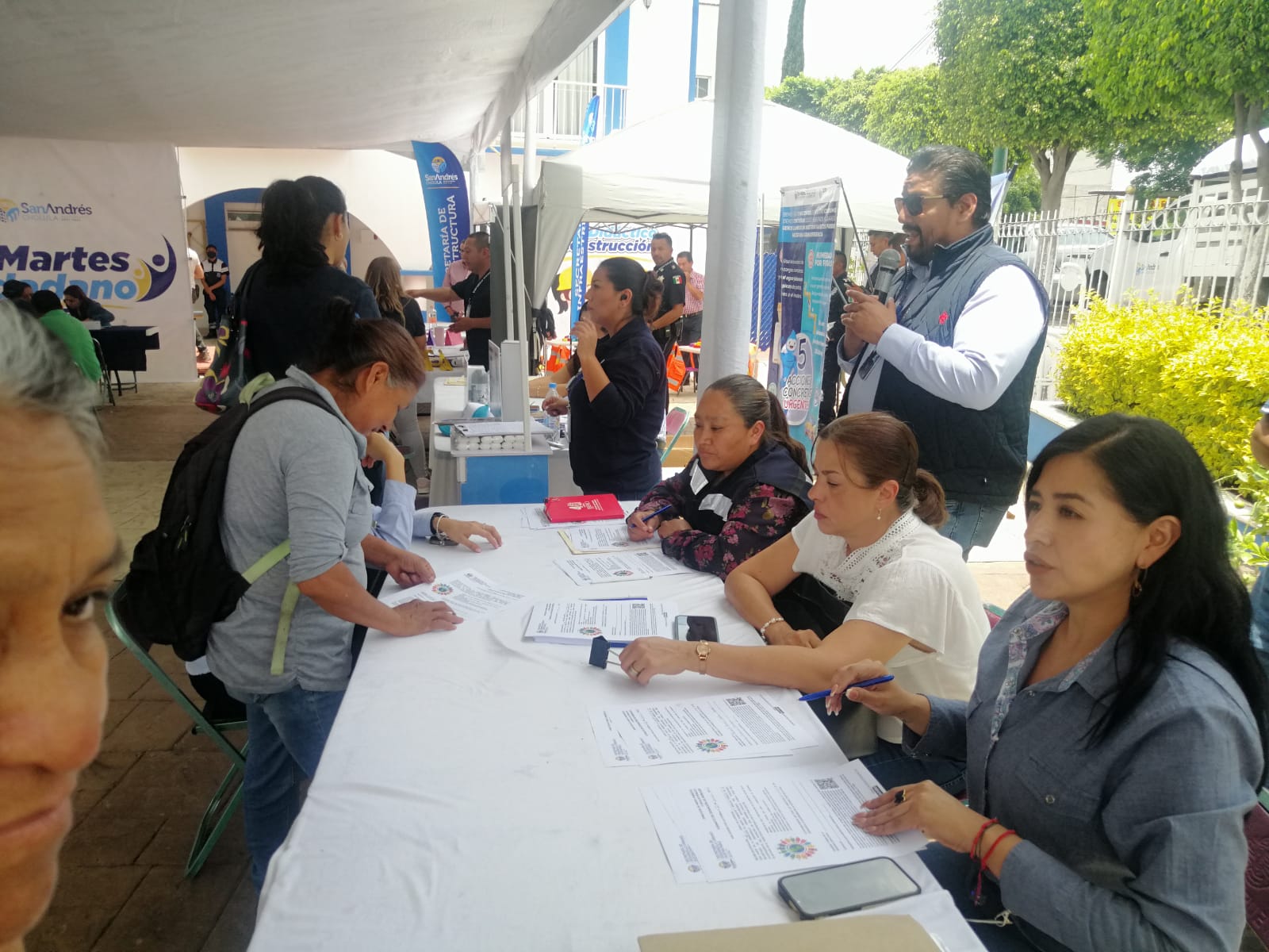 Edmundo Tlatehui presente en San Francisco Acatepec en "Martes Ciudadano"