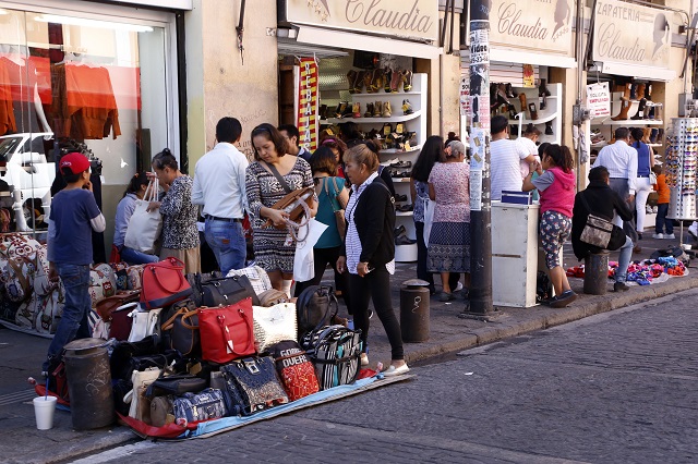Adán Domínguez asegura que heredará solo 250 ambulantes en el Centro Histórico