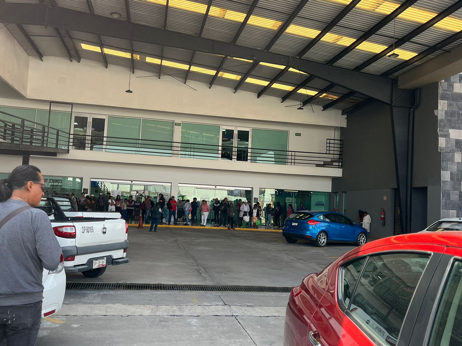 Integrantes de Antorcha Campesina bloquean instalaciones de Agua de Puebla en protesta por falta de servicio