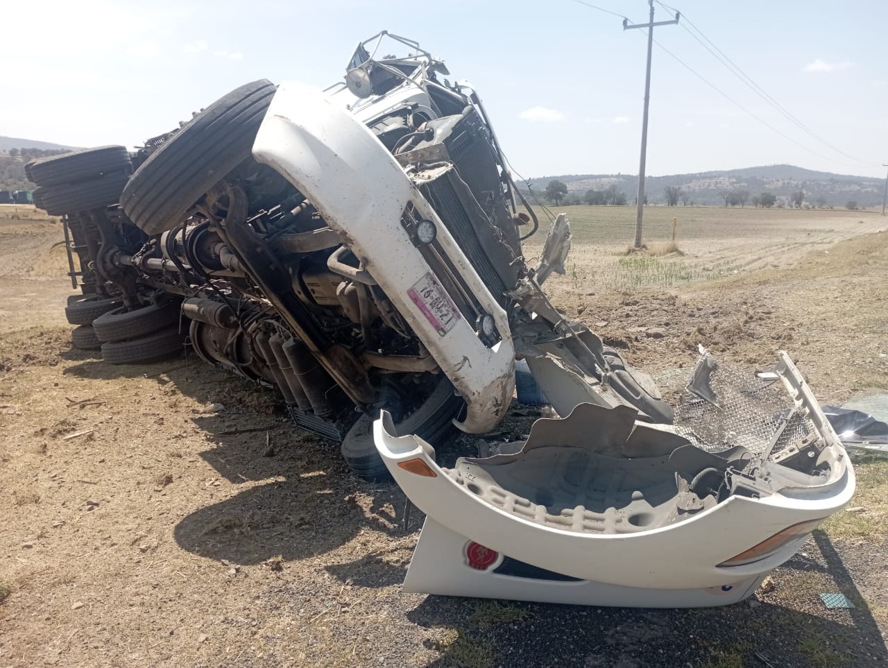 Dos tráilers vuelcan en diferentes puntos de Tlaxcala, dejando un herido y caos vial