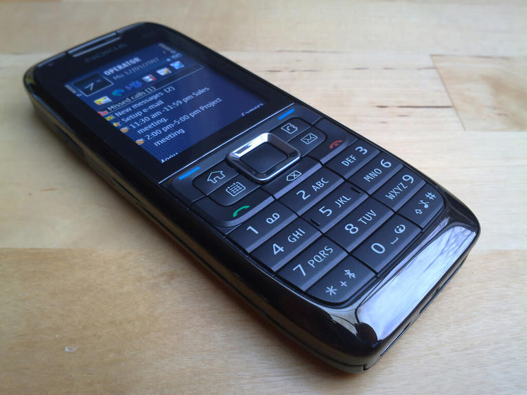 Qué es un teléfono tonto y por qué tantos jóvenes los eligen ahora