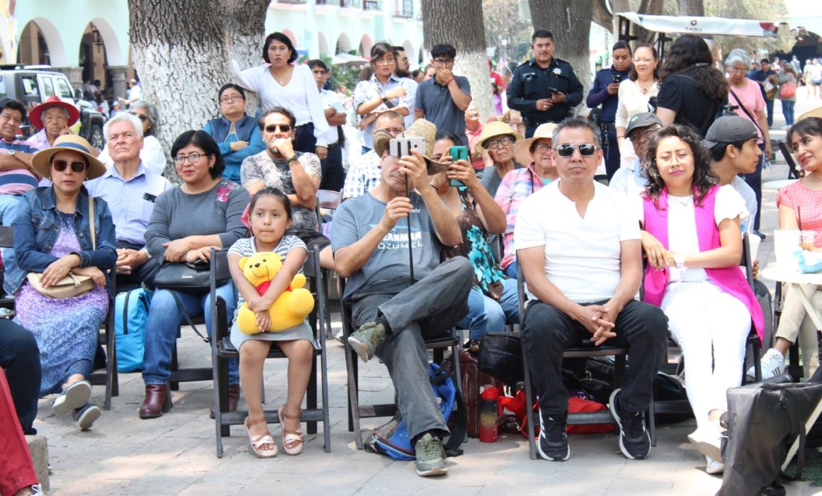 Disfrutan familias capitalinas y turistas del Centro Histórico de Tlaxcala