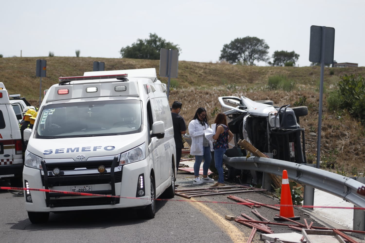 Hombre muere prensado tras volcadura en la autopista Puebla-Tlaxcala