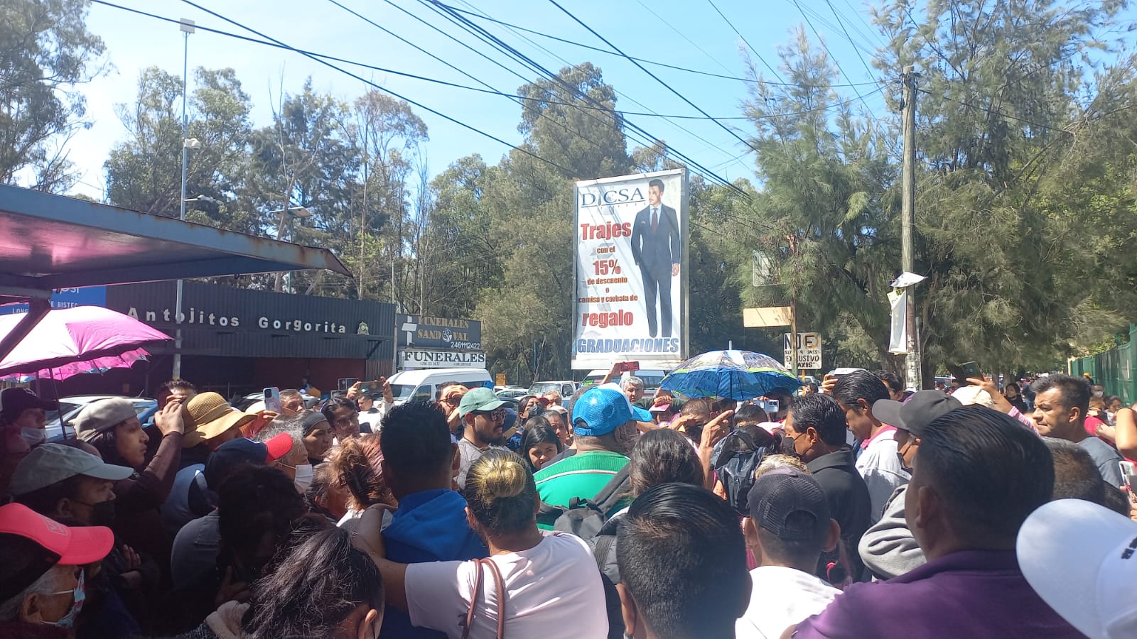 Decenas de pacientes de hemodiálisis se manifiestan contra el cambio de clínica