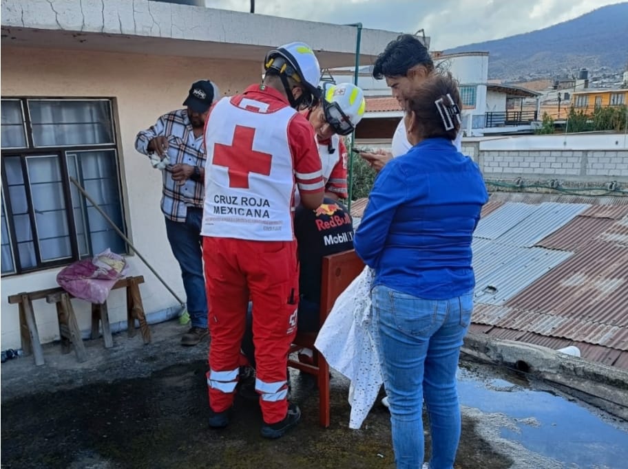 Cae desde un tercer piso y salva la vida, en Tlaxco