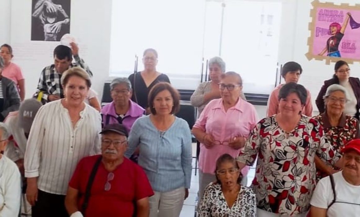 Entrega presidenta municipal de Tlaxcala lentes a personas vulnerables