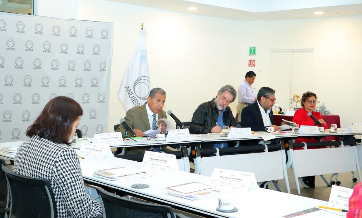 Rector de la UATx presenta programa nacional de atención a la primera infancia