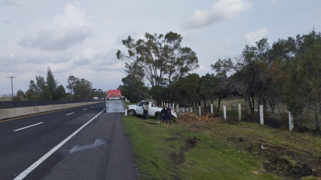 Dos menores de edad sobreviven a aparatosa volcadura, en Xaltocan