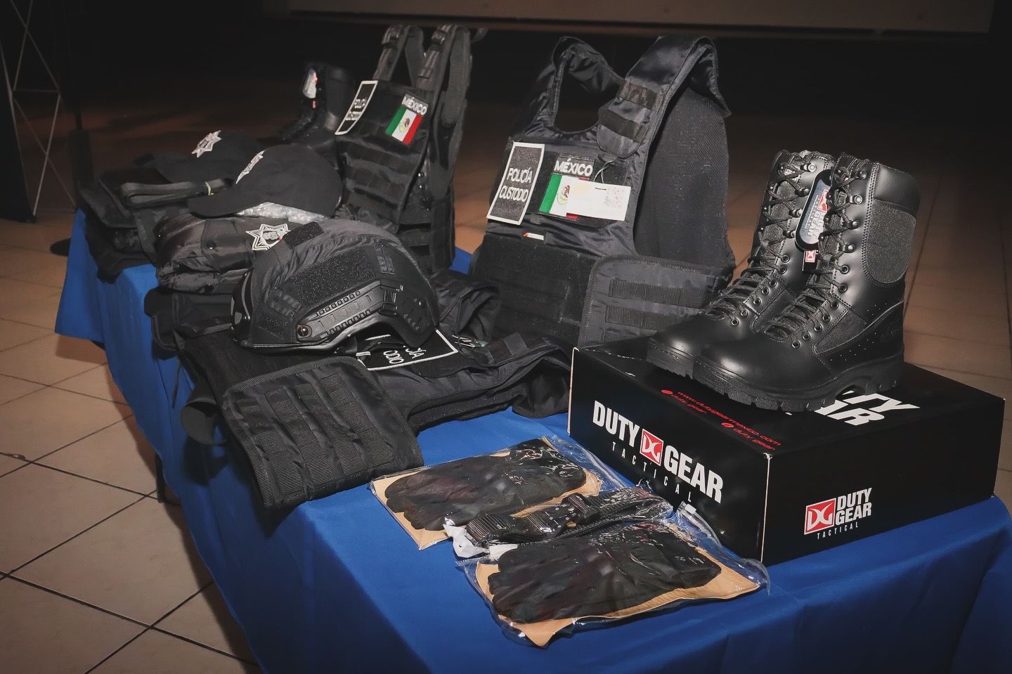 Entrega Paola Angon equipamiento a personal de seguridad y custodia del Centro Penitenciario de Cholula