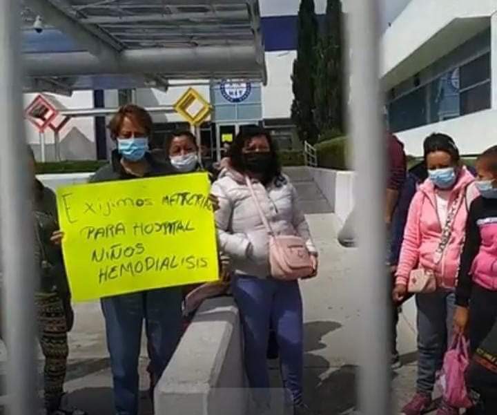 ¿Y la cobertura? Exigen padres de familia insumos para Hemodiálisis en el HIT