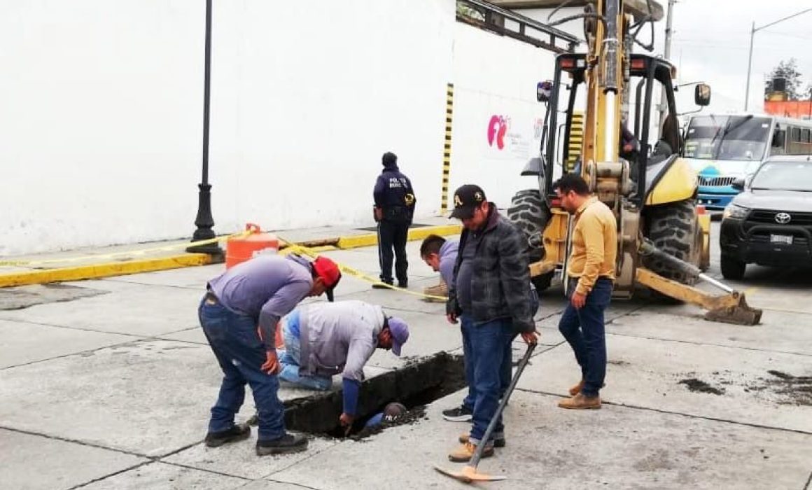 Atienden Capamh y obras públicas de Huamantla daño en tubería del centro