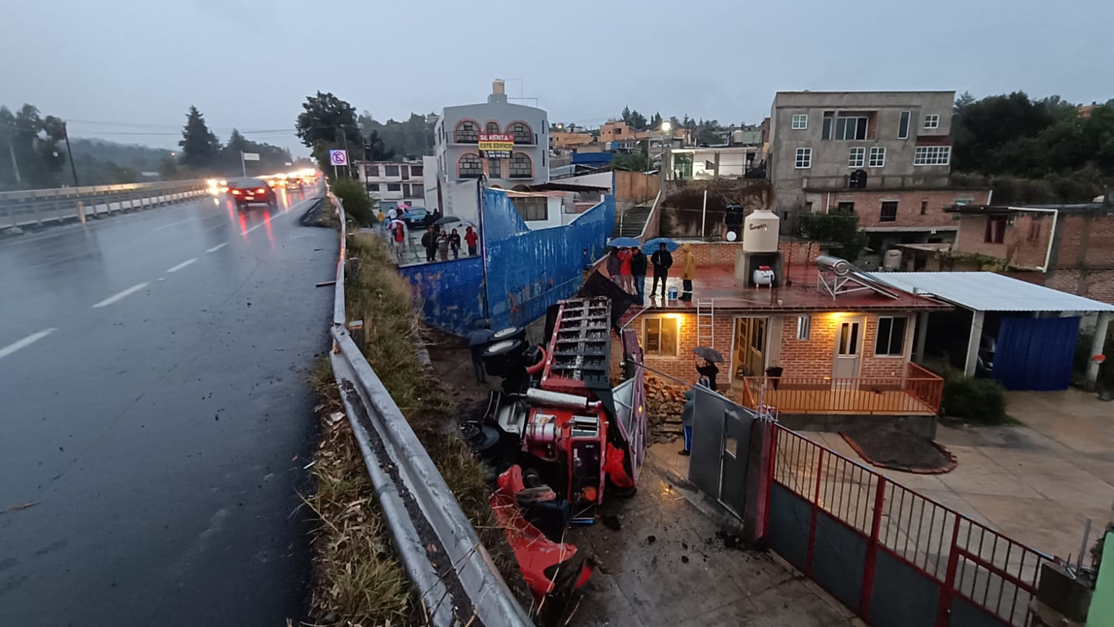 Vuelca tracto en pista el Molinito-Texmelucan y cae a casas, en Totolac