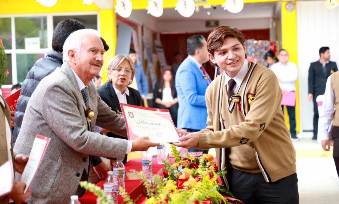 Asiste edil de Chiautempan a ceremonia de fin de curso de América Nueva