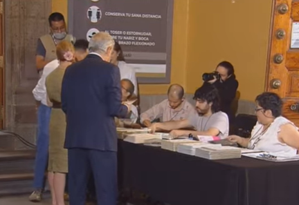 AMLO emite su voto en elecciones presidenciales 2024 