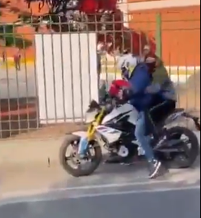 intentan escapar y auto los embiste