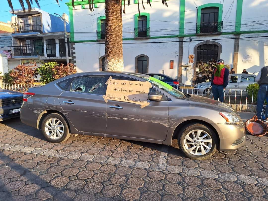 Con cadenas y piedras destrozan auto en Amaxac; acusan a candidato de MORENA