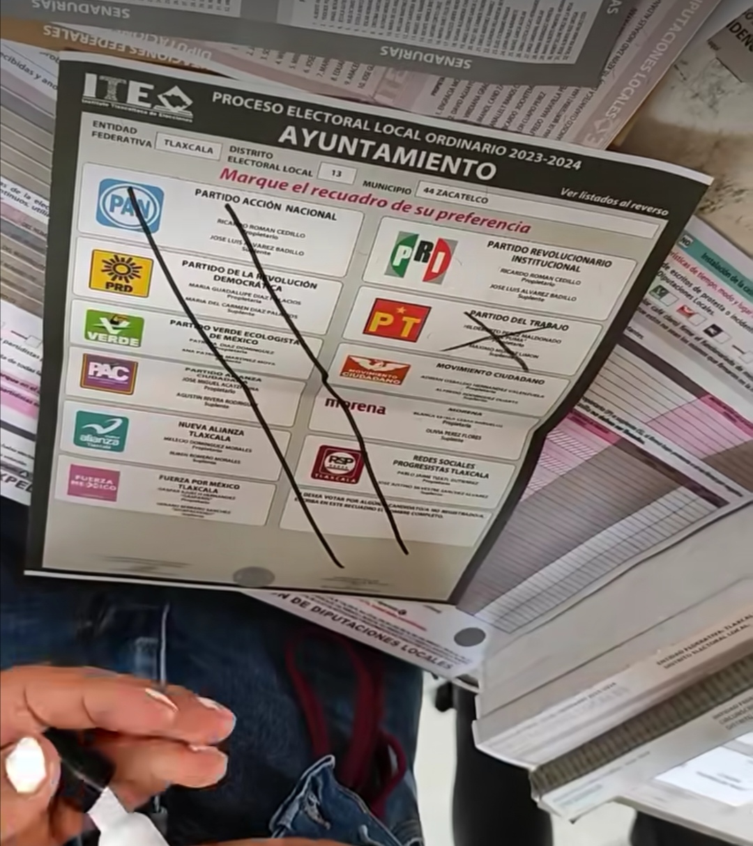 Anulan voto en Zacatelco: descubren a votante tomando fotografías de papeletas a favor del PT