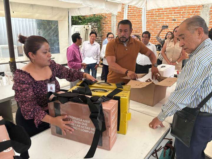 Integra INE paquetes electorales de voto anticipado y en prisión preventiva
