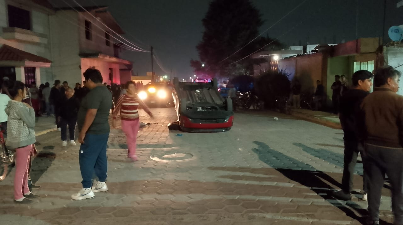 Entre golpes, disparos y empujones rescatan a presuntos falsificadores de billetes en Tlaltelulco