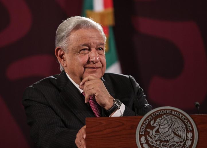 AMLO confirma un herido tras enfrentamiento entre habitantes y maestros en Oaxaca 