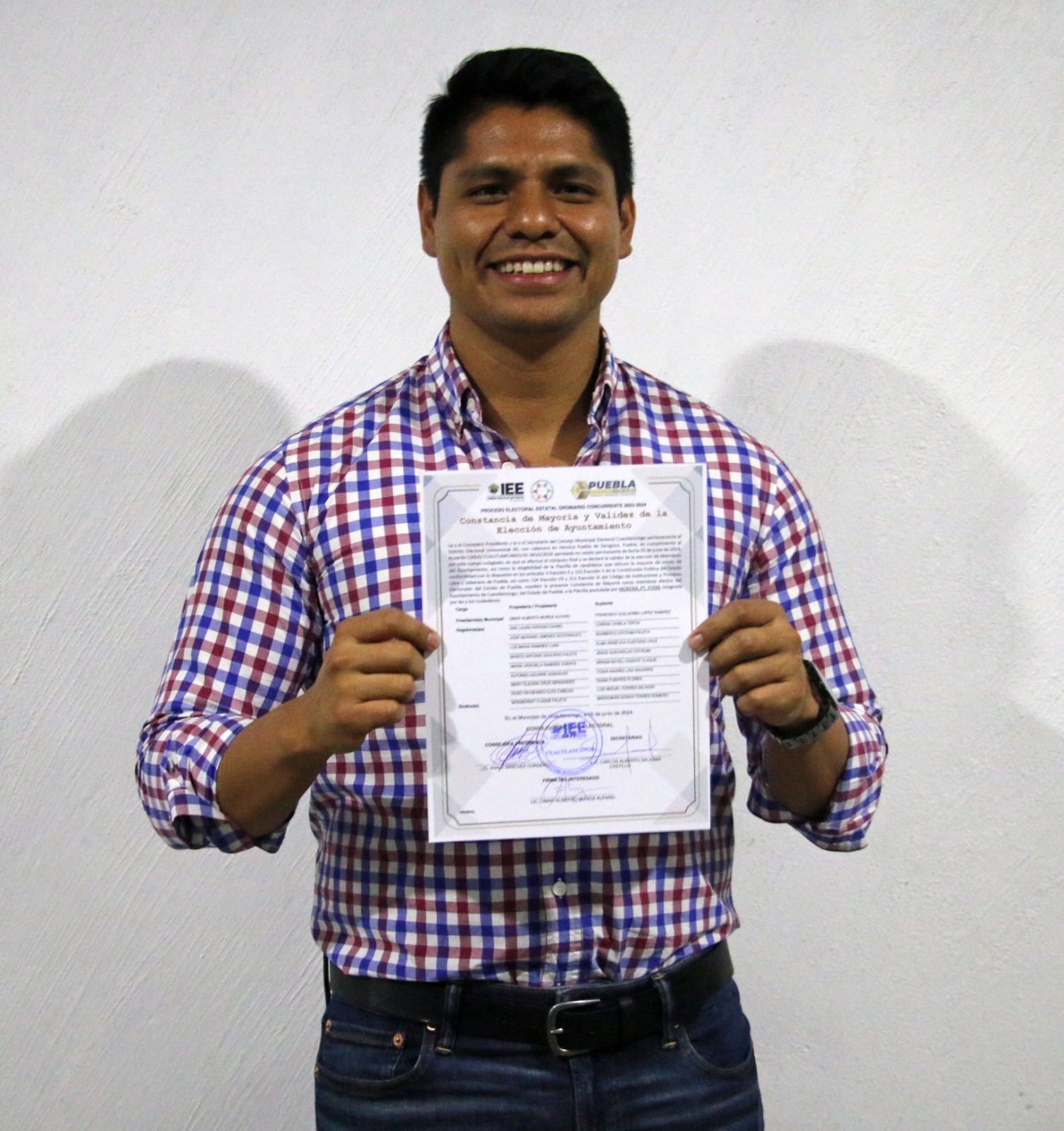 Omar Muñoz recibe constancia de mayoría como alcalde electo de Cuautlancingo