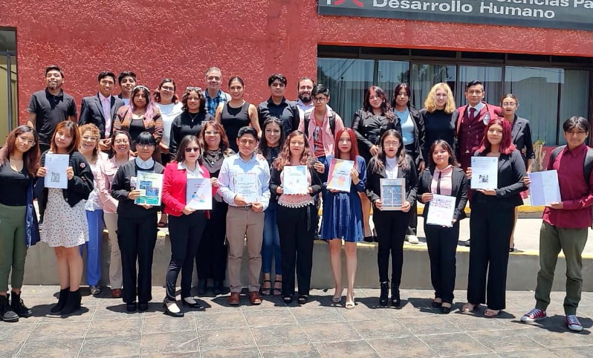 Estudiantes de gerontología social de la UATx exponen actividades de praxis profesional