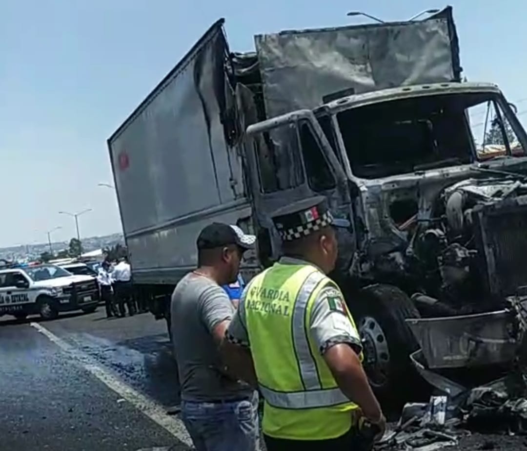Se incendia tráiler sobre la carretera Apizaco-Tlaxcala