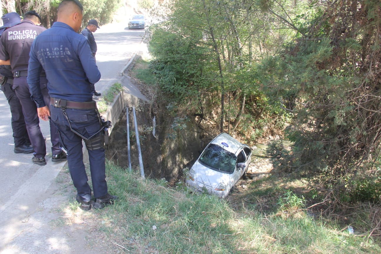 Taxi se precipita a barranco en Apetatitlán