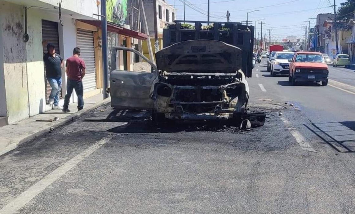 Fuego consume camioneta en Acuitlapilco