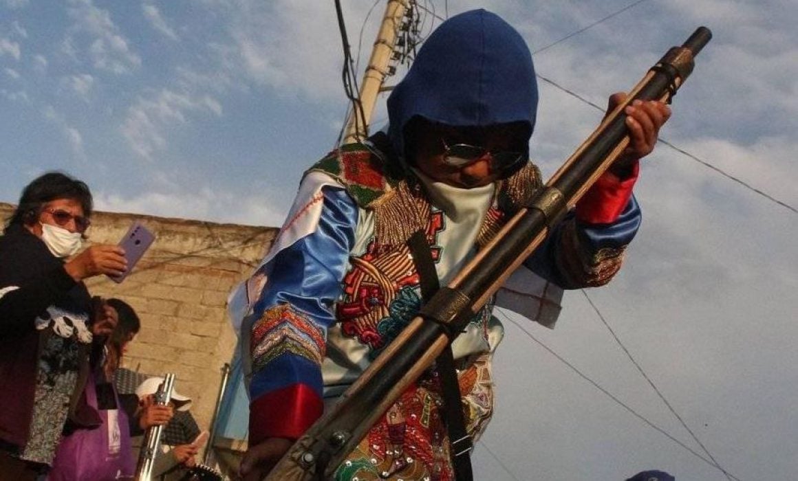 Caos en carnaval de Nativitas, 5 heridos por disparos de mosquetón