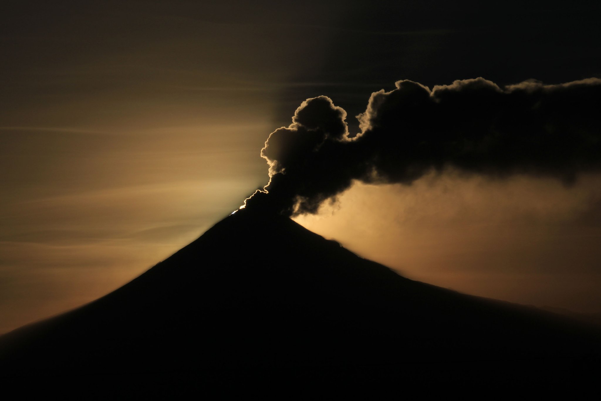 Por Popocatépetl, suspenden actividades escolares y al aire libre en Tepetitla