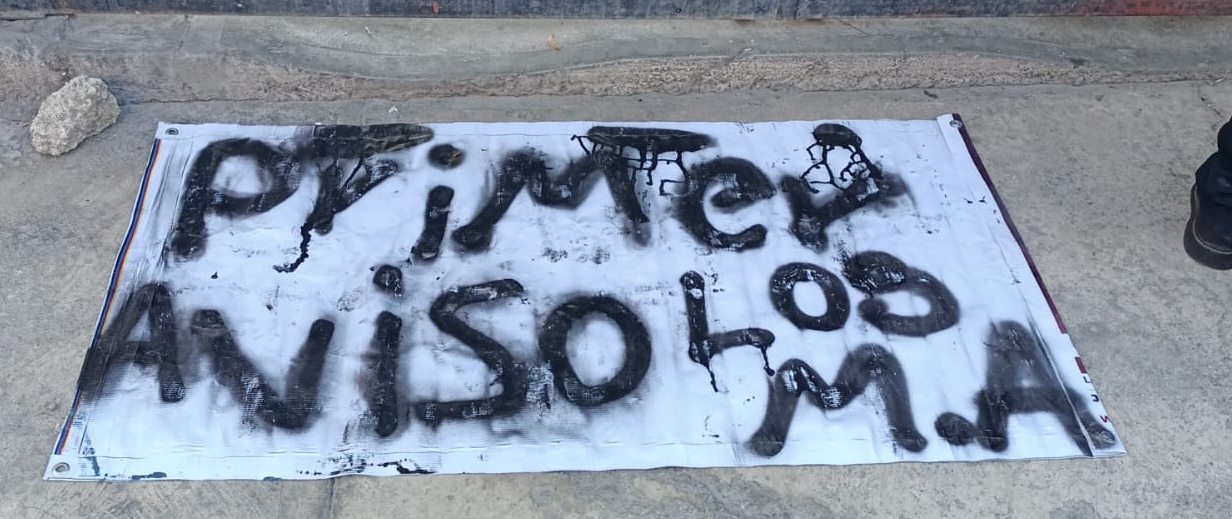 Aparece presunta narcomanta en residencia de Calpulalapan