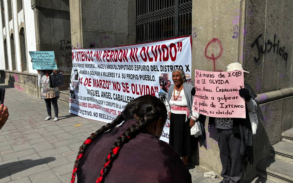 Protestan pobladores de Ixtenco contra diputado Caballero Yonca