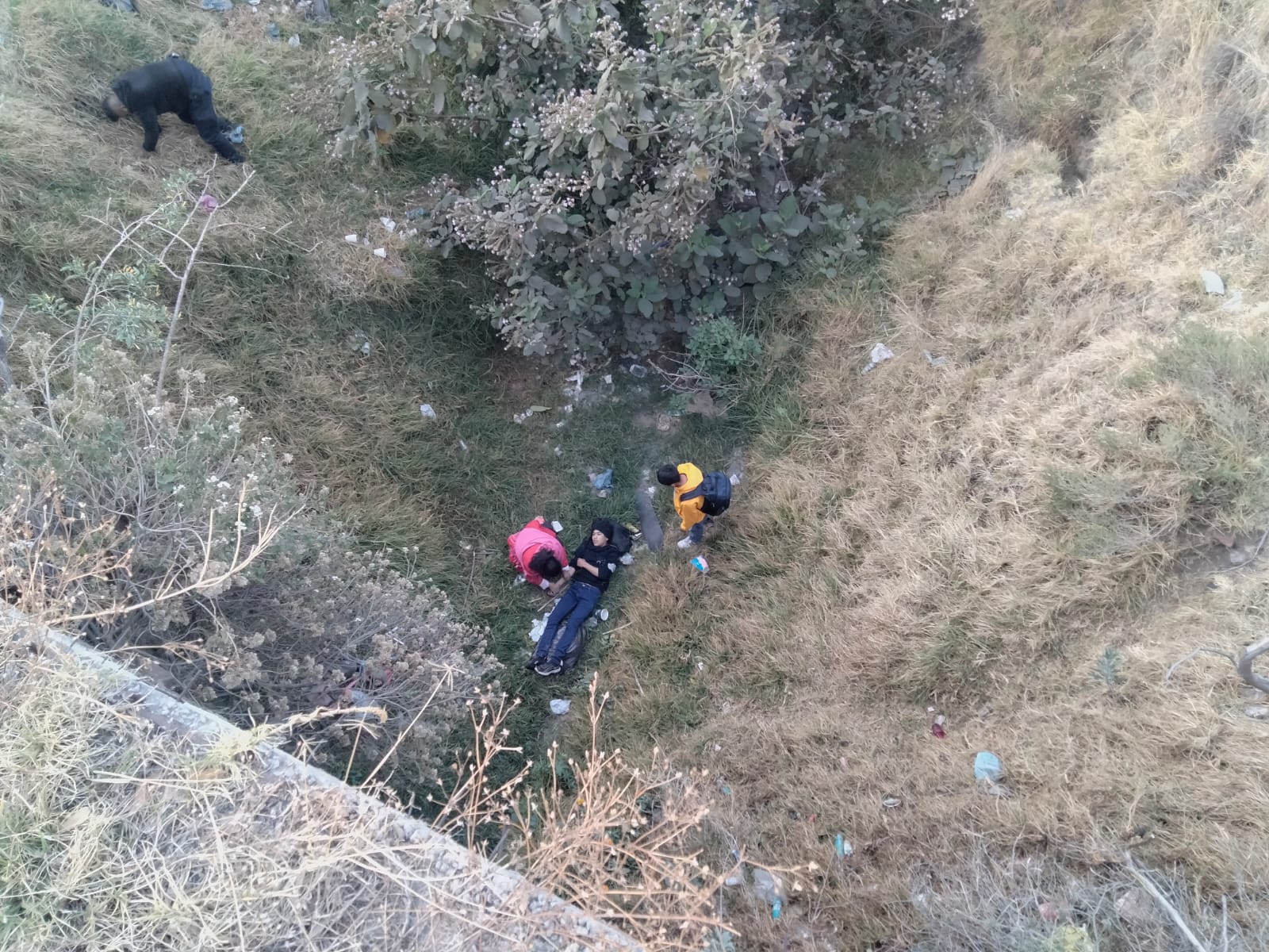 Rescatan a joven que cayó a barranca mientras montaba en bicicleta en San Pablo del Monte